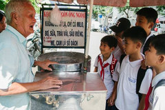 'Ông ngoại' bán kẹo bông gòn ở Sài Gòn khiến bao học trò thương nhớ