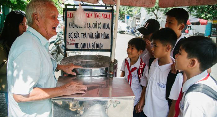 'Ông ngoại' bán kẹo bông gòn ở Sài Gòn khiến bao học trò thương nhớ