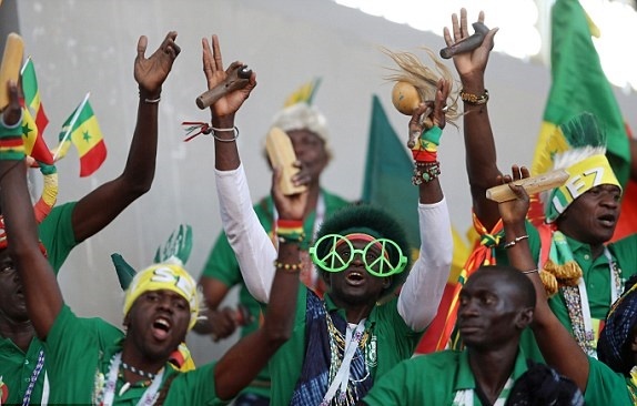 CĐV Senegal cháy hết mình vì đội nhà