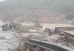 Mưa lũ kinh hoàng ở Lai Châu: Ô tô trôi xuống vực, đường bị cuốn phăng