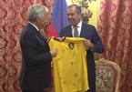 Ngoại trưởng Nga nhận quà đặc biệt dịp World Cup