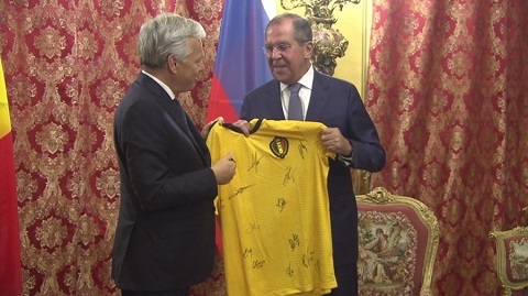 Ngoại trưởng Nga nhận quà đặc biệt dịp World Cup