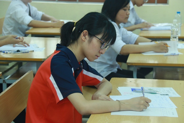 Giám thị không được mặc váy khi coi thi