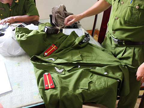 Phát hiện 'kho' quân phục, còng số 8 giả công an ở Sài Gòn