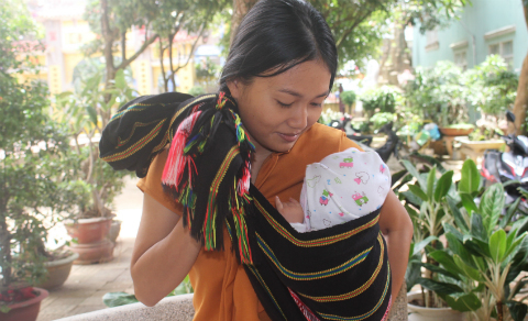 Mẹ bỉm sữa địu con 3 tháng vượt 100 km đi thi THPT quốc gia