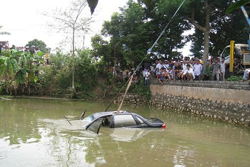 Ô tô rơi xuống ao, cán bộ Sở GTVT Hải Phòng chết ngạt