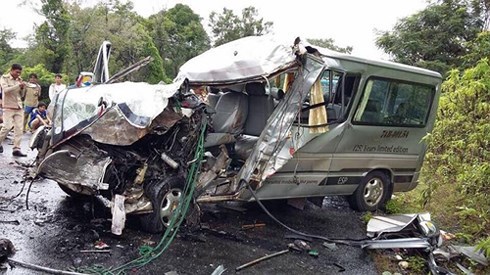 Ô tô chở lao động Việt gặp nạn tại Lào, 2 người chết