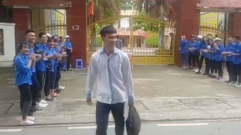 Clip: Thí sinh đầu tiên bước ra khỏi phòng thi môn Toán được chào đón như idol