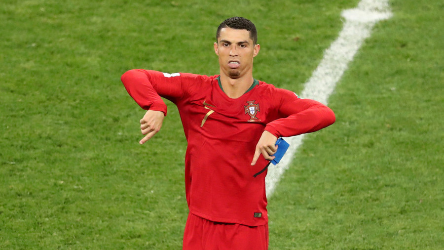 Ronaldo đáng bị thẻ đỏ, VAR là trò hề