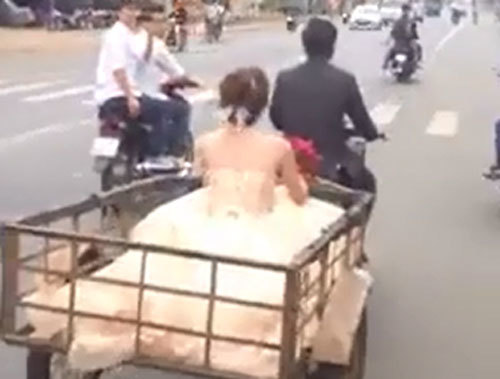 Màn rước dâu 'chất lừ' bằng xe chở hàng khiến dân mạng tranh luận