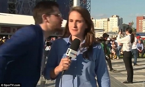 Nữ phóng viên World Cup mắng người hâm mộ vì suýt bị hôn trộm