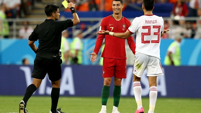 Trọng tài Việt: “Ronaldo xứng đáng đuổi khỏi sân”