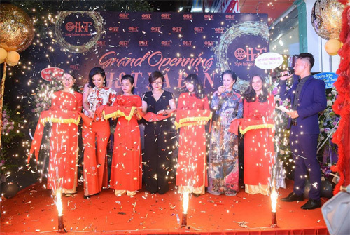 ‘Mẹ chồng’ Lan Hương duyên dáng với áo dài in tranh