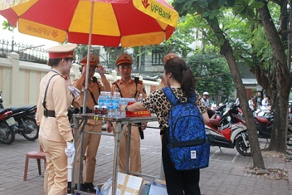 Đoàn thanh niên CSGT số 3 tặng bút chì miễn phí cho thí sinh