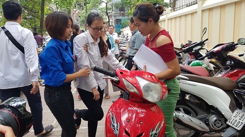 CSGT phát nước miễn phí, tình nguyện viên cõng thí sinh gặp nạn