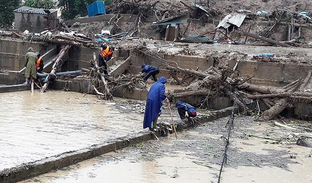 Lũ quét tan hoang, người dân oằn mình: Vì đâu nên nỗi?