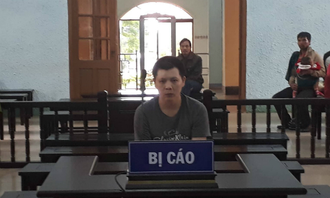 Chém vợ gãy 2 con dao vì đòi về với chồng cũ