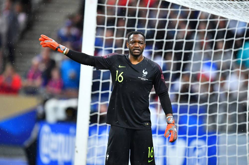 Mandanda được bắt chính thay Lloris