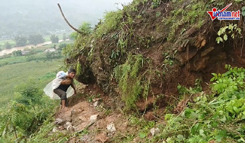 Nghìn m3 đá vùi lấp mặt đường, dân trườn qua vách đá về bản