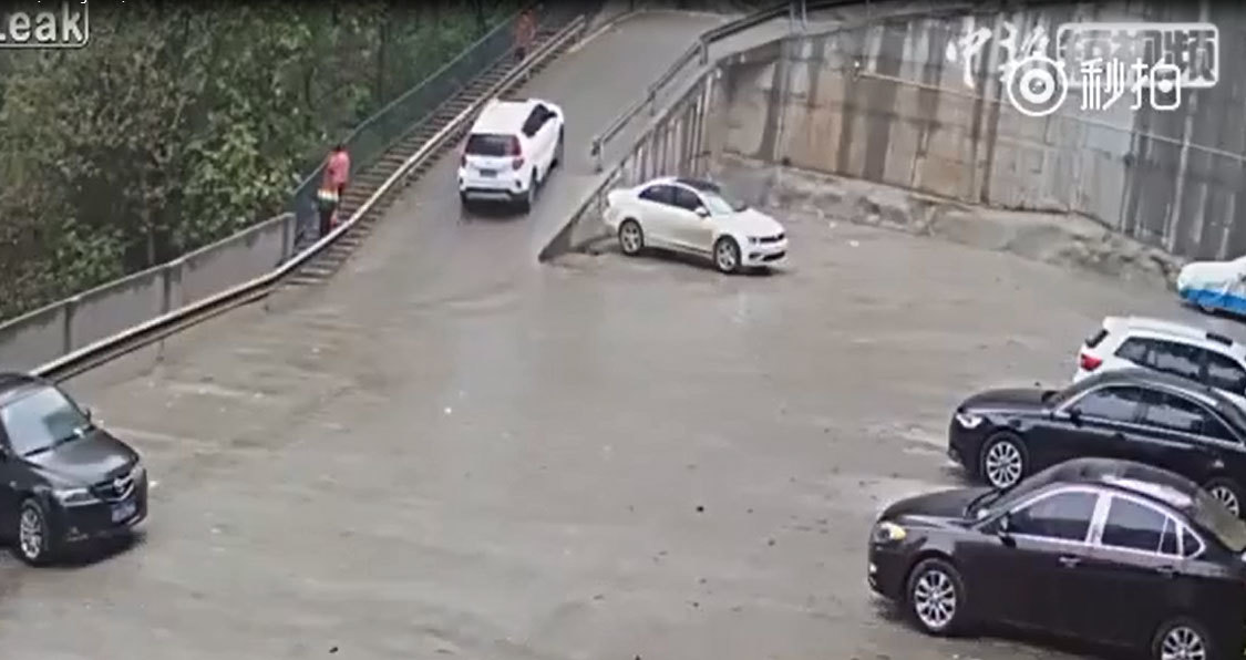 Tài xế non tay, ô tô lên dốc rồi tụt xuống liên tục