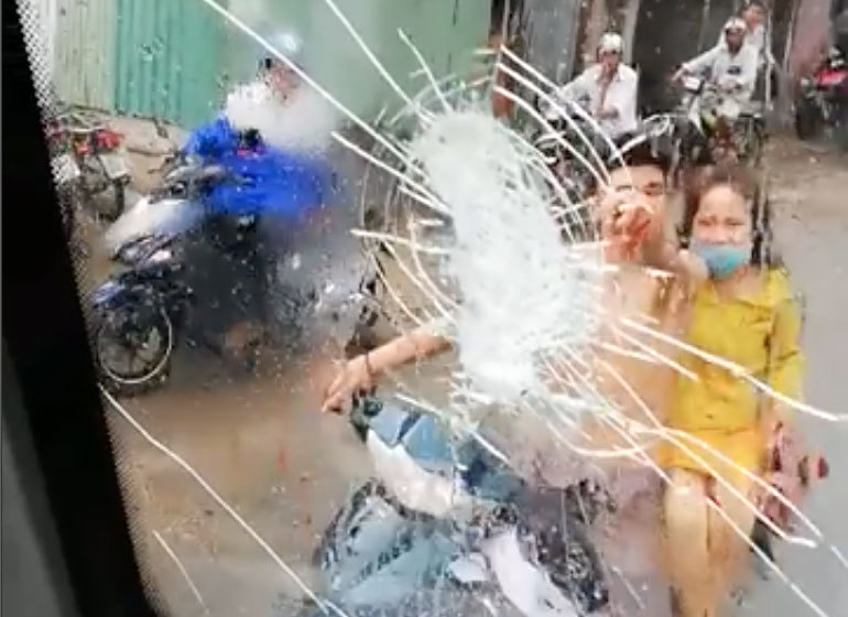 Bị tạt nước khi đi đường, nam thanh niên đập vỡ kính xe khách