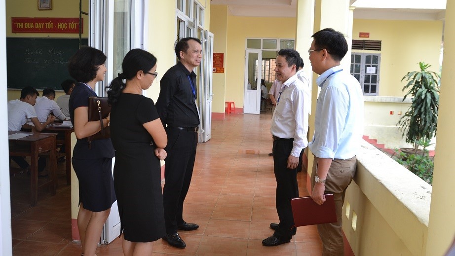 Trắng đêm trực lũ nhưng vẫn có mặt sớm động viên con thi THPT quốc gia