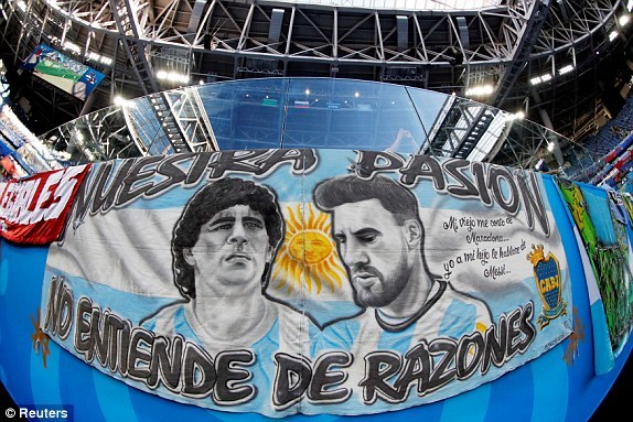 Tấm banner in hình&nbsp;Diego Maradona&nbsp;bên cạnh&nbsp;Lionel Messi