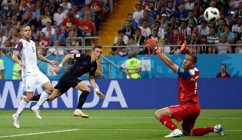 Nhấn chìm Iceland, Croatia toàn thắng vòng bảng