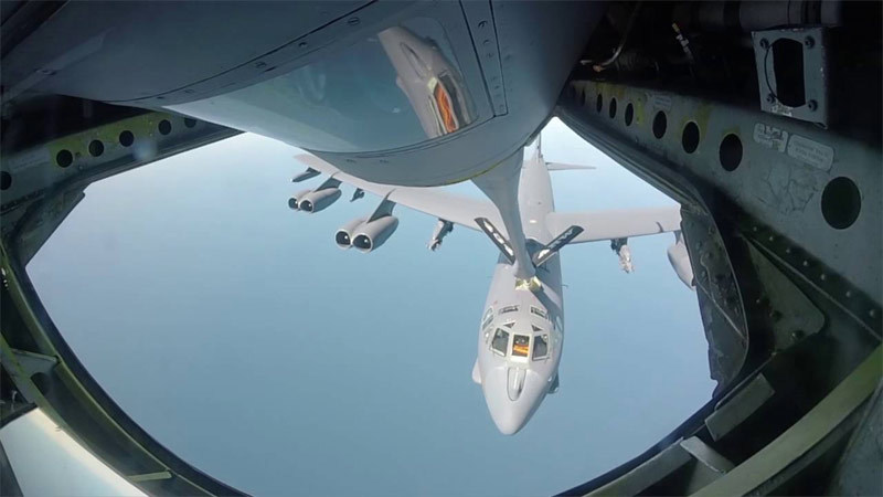 Ngoạn mục cảnh tiếp liệu 'pháo đài bay' B-52 giữa trời