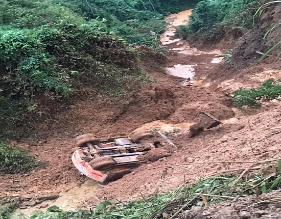 Lai Châu: Mảng núi sạt, đẩy bay 2 máy xúc và 2 công nhân xuống vực