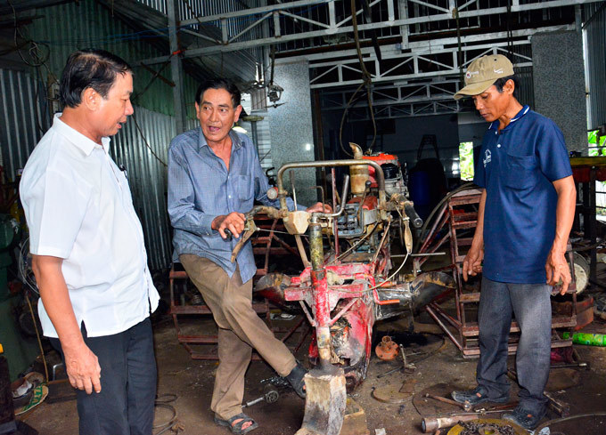 U70 mê 'chế' máy nông nghiệp cho nông dân từ...sắt vụn