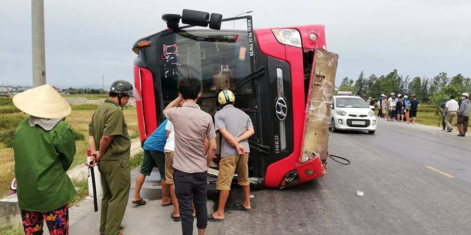 Lật xe khách trên tuyến tránh TP Vinh, 2 người chết