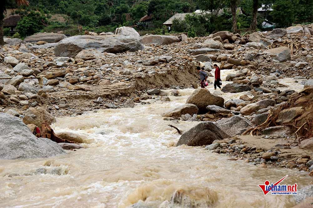 Hà Giang: Lũ quật bay cầu, cả bản hoang tàn, đổ nát