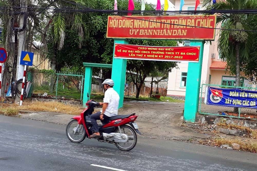 Khó tin, công chức tự 'đặc cách' vào biên chế, đua nhau xài bằng giả