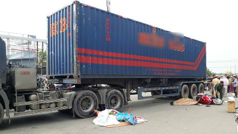 Hai vợ chồng bị xe container cán chết trên đường thăm con gái