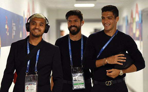 Các cầu thủ Mexico đến sân Ekaterinburg Arena