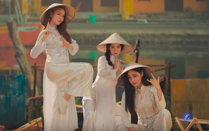 Nhóm nhạc Hàn gây chú ý vì chọn áo dài, nón lá Việt Nam trong MV mới