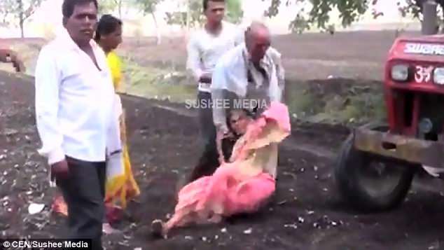 Sốc cảnh con trai dùng mẹ già làm 'lá chắn sống'