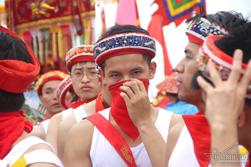 {title} Trai tân Hà thành mặc váy 'e ấp' rước nước sông Hồng về đình