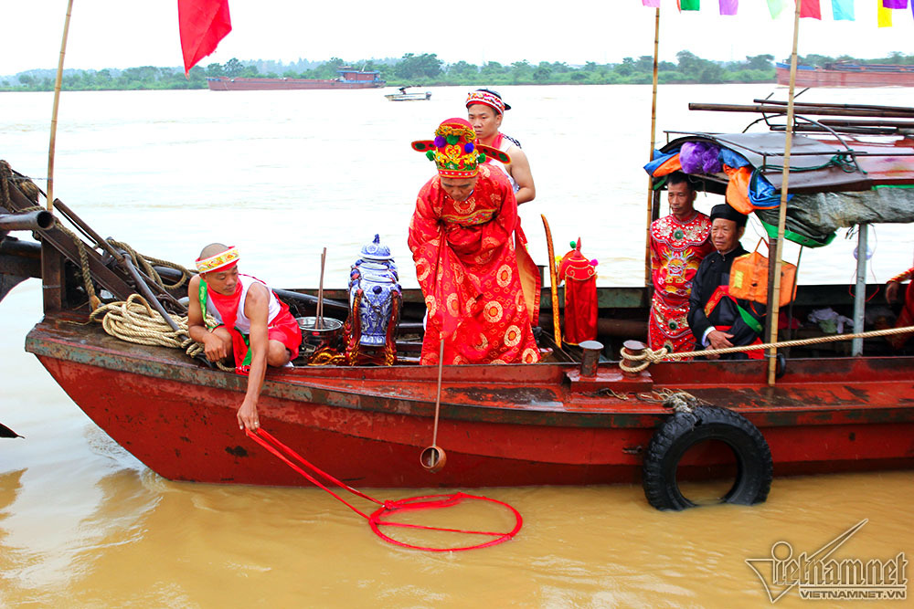 {title} Trai tân Hà thành mặc váy 'e ấp' rước nước sông Hồng về đình