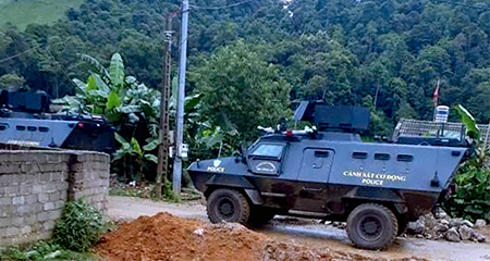 Xe bọc thép cùng hàng trăm cảnh sát đột kích hang ổ ma túy