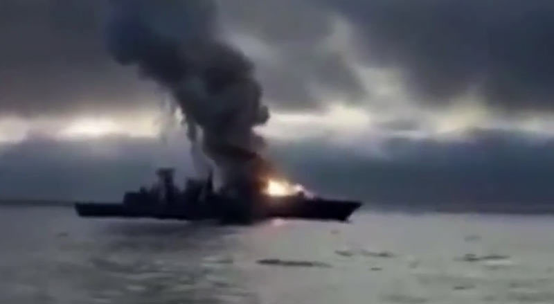 Xem tên lửa nổ cháy xém bong tàu khu trục Đức