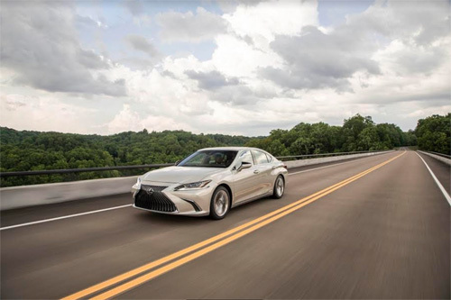 Lexus ES: Cú lột xác ngoạn mục và thế hệ xe mới