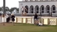 Thánh đường Hồi giáo “cấm cửa” khách vãng lai sau sự cố điệu nhảy sexy Thánh đường Hồi giáo “cấm cửa” khách vãng lai sau sự cố điệu nhảy sexy