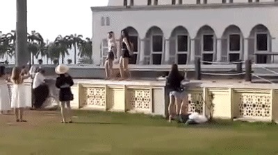 Thánh đường Hồi giáo “cấm cửa” khách vãng lai sau sự cố điệu nhảy sexy