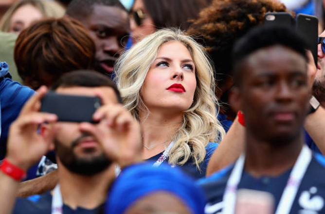 Vợ trung vệ tuyển Pháp xinh như hot girl, không dùng Facebook