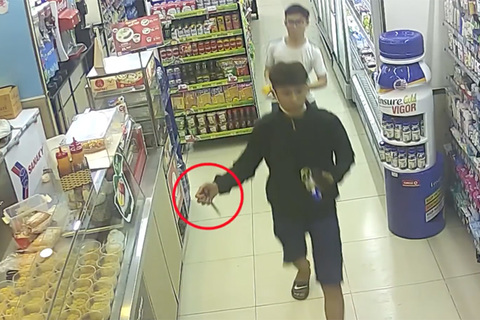 Clip cướp táo tợn ở cửa hàng tiện ích tại Sài Gòn
