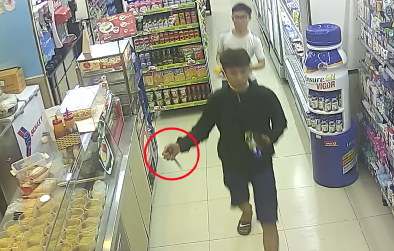 Clip cướp táo tợn ở cửa hàng tiện ích tại Sài Gòn