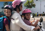 Hồng Nhung chở con bằng xe máy, tập hát opera để 'xốc mình lên'
