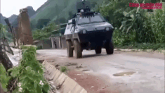 Sức mạnh 2 loại xe bọc thép đột kích hang ổ ma túy ở Sơn La
